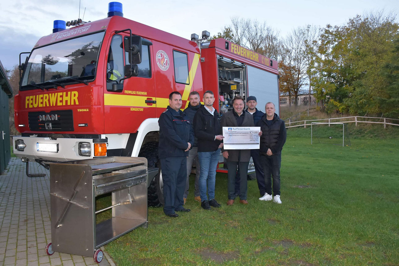 Mitglieder vom Förderverein FFW Groß Bengerstorf e. V. und Herr Göthling (Raiffeisenbank eG) vor dem Feuerwehreinsatzfahrzeug
