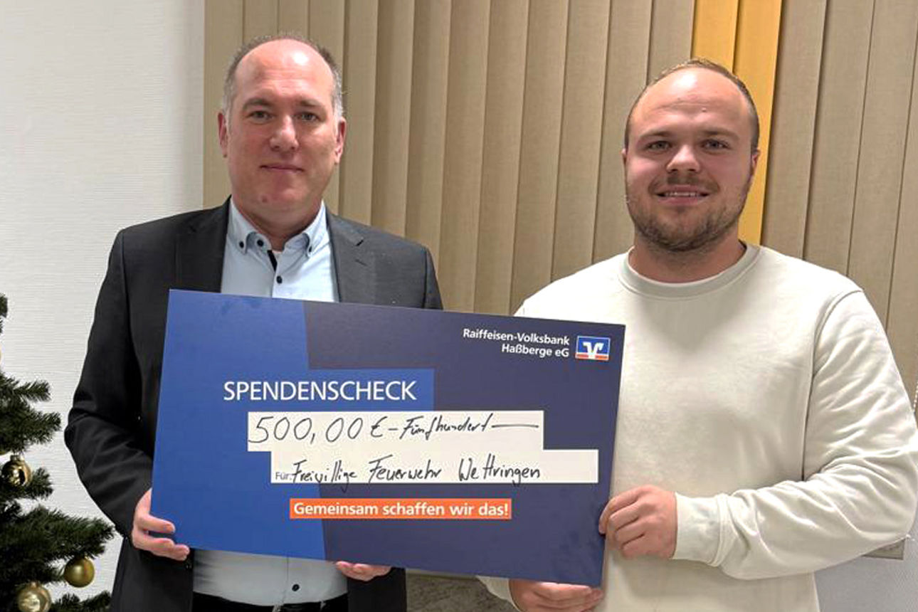 Alexander Rauschert von der Raiffeisen-Volksbank Haßberge eG übergibt die Spenden an die Freiwillige Feuerwehr Wettringen