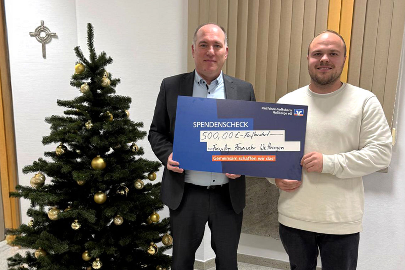 Alexander Rauschert von der Raiffeisen-Volksbank Haßberge eG übergibt die Spenden an die Freiwillige Feuerwehr Wettringen