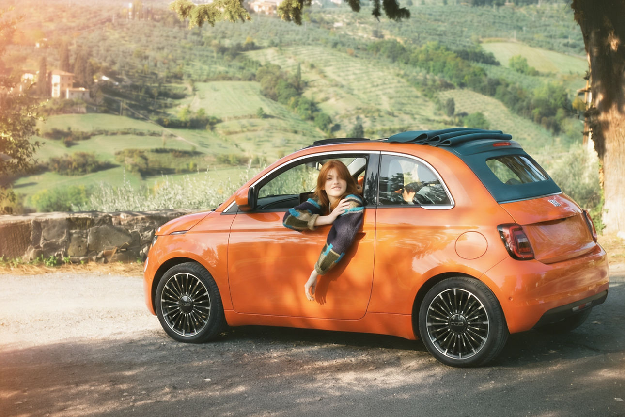 Junge Frau in einem orangenem Auto