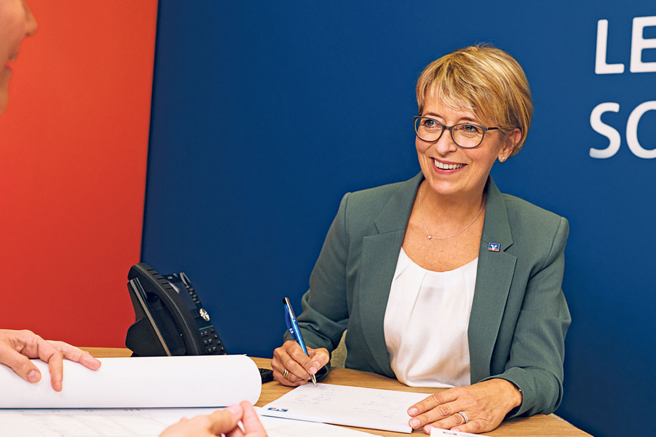 Bankberaterin in einem Kundengespräch