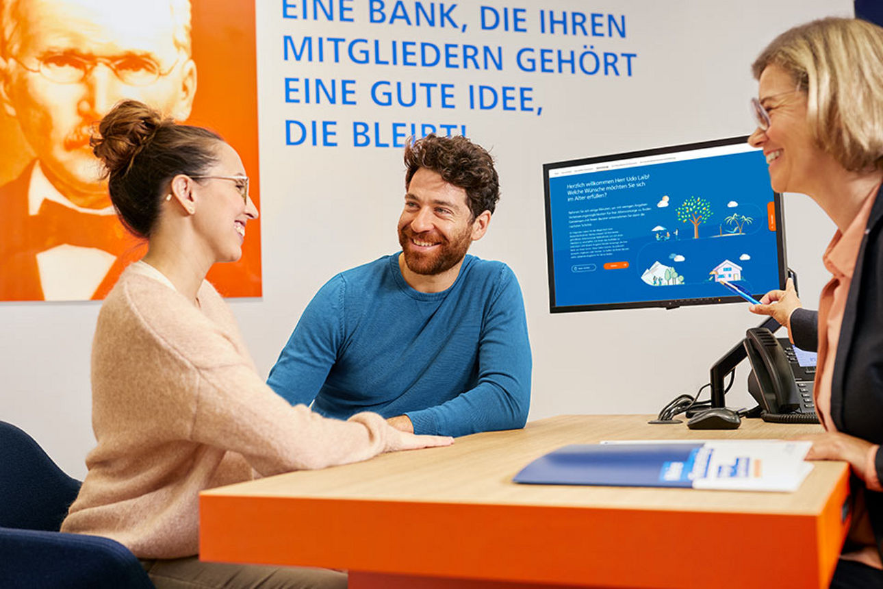 Paar beim Beratungsgespräch in der Geschäftsstelle