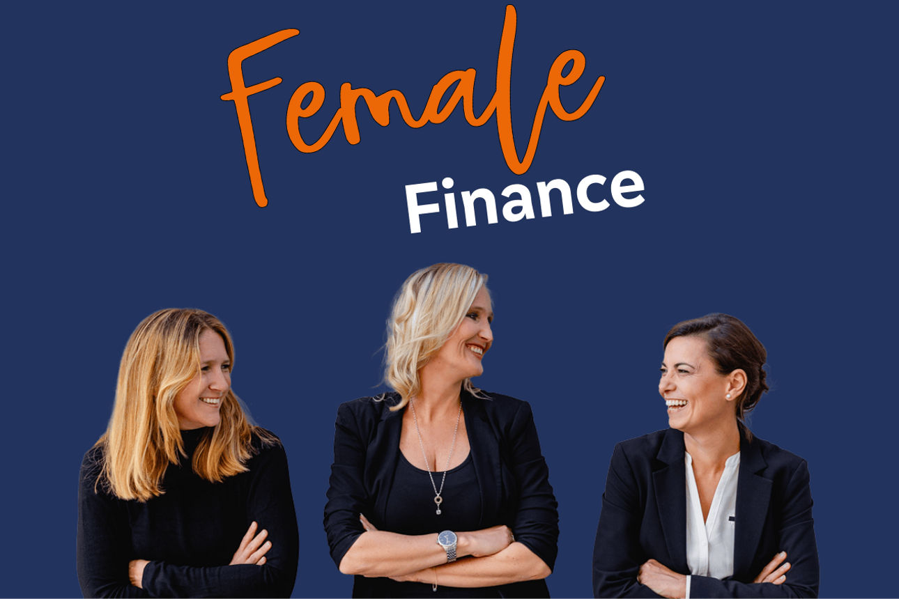 Drei Personen in Businesskleidung vor dunkelblauem Hintergrund mit dem Schriftzug ‚Female Finance‘