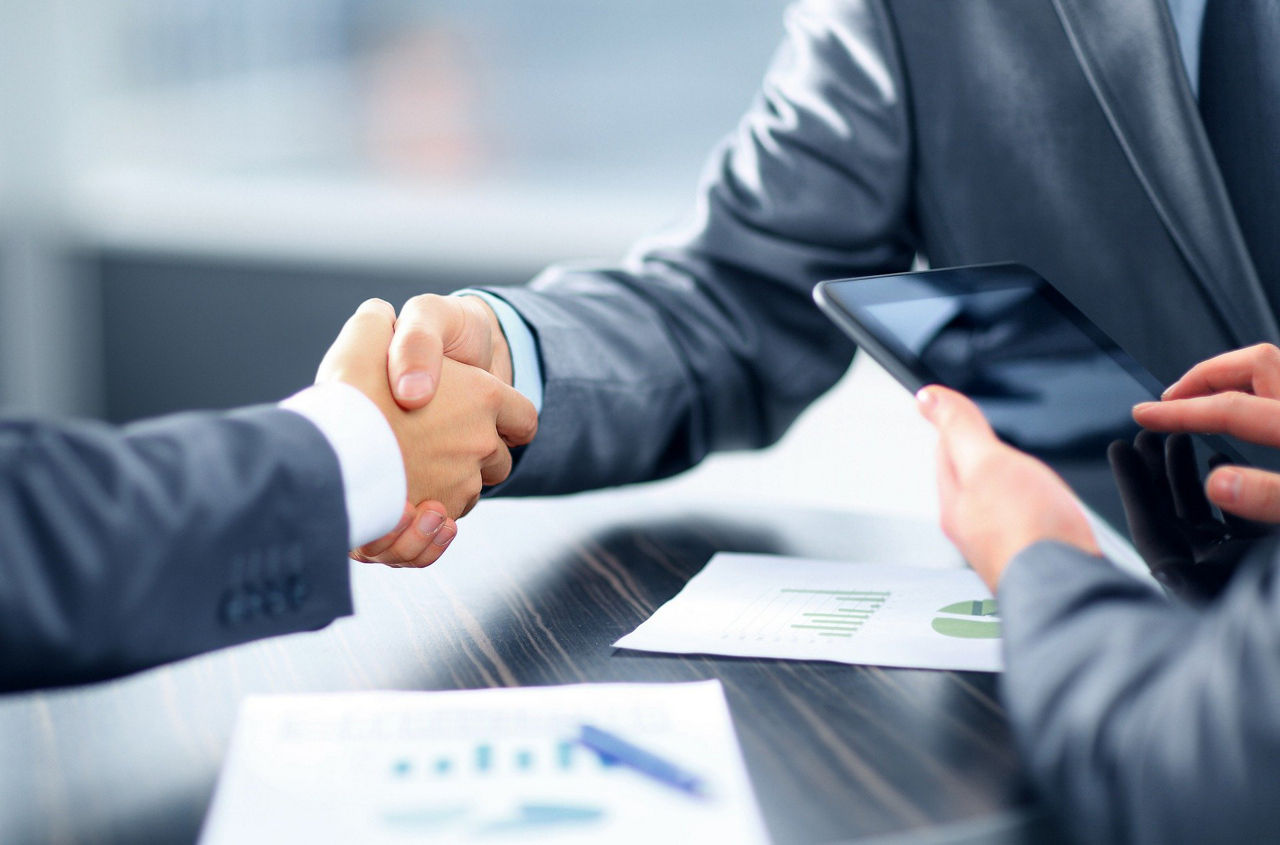 Handschlag zwischen zwei Geschäftspartnern