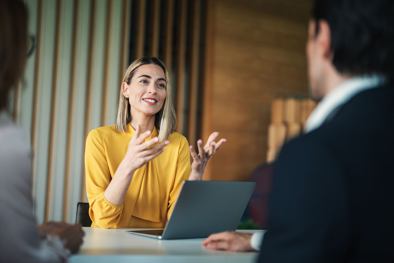 Eine Frau erklärt bei der Finanzberatung einem Mann die aktuellen Zahlen