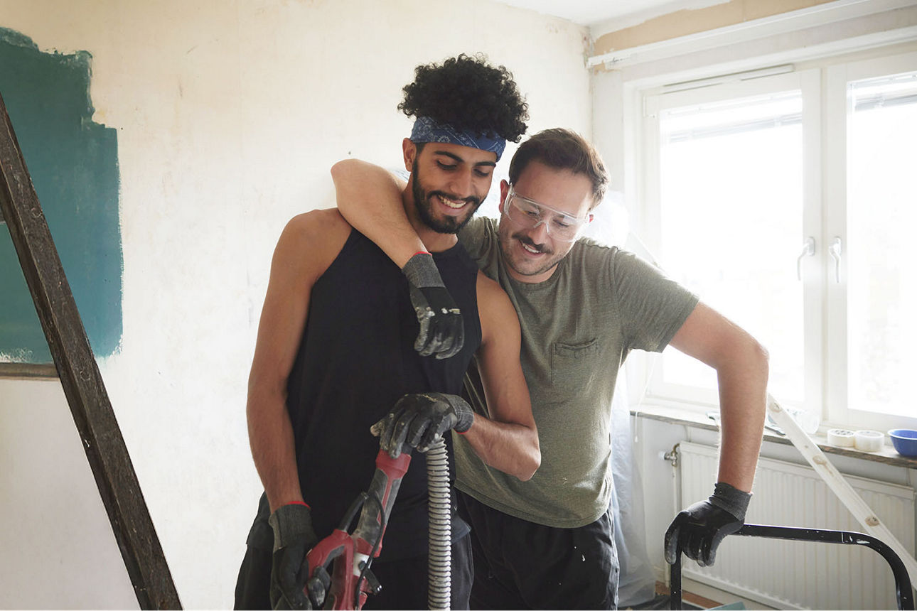 Freunde beim Streichen im neuen Zuhause