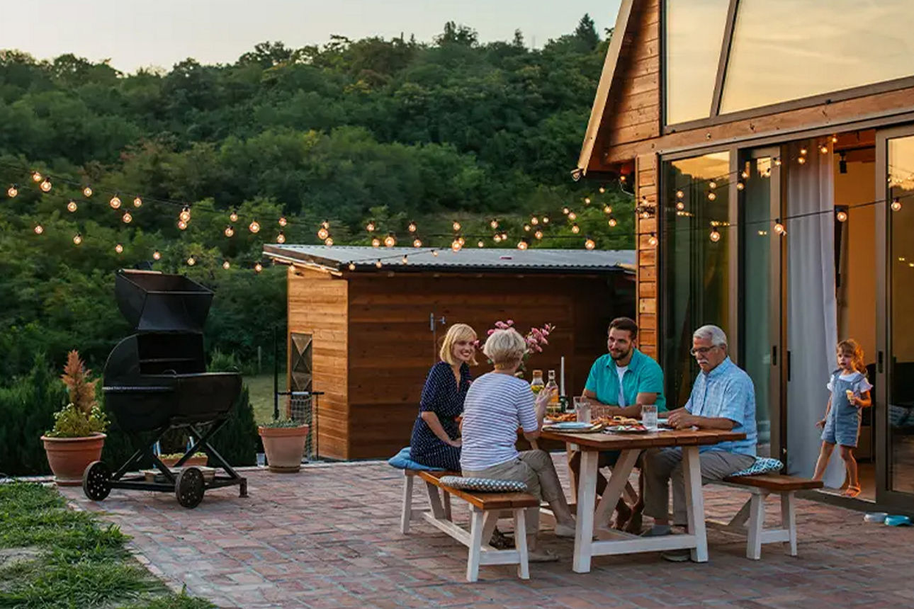 Familie sitzt gemütlich auf der Terasse