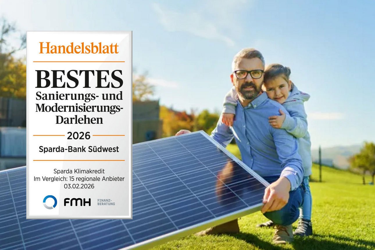 Vater mit Tochter auf dem Rasen und einem Photovoltaik Panel. Links ist ein Siegel "Bestes Sanierungs- und Modernisierungs-Darlehen 2026" zu sehen.