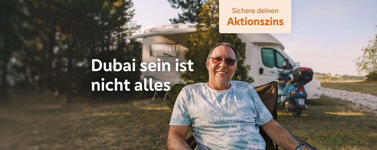 Mann sitzt entspannt im Campingstuhl vor seinem Wohnmobil mit einem Hinweis "Sichere deinen Aktionszins"