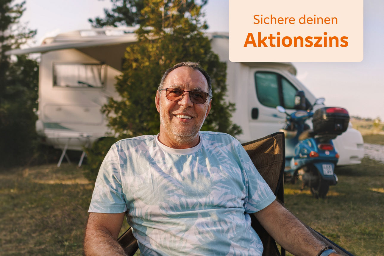 Mann sitzt entspannt im Campingstuhl vor seinem Wohnmobil mit dem Hinweis: Sichere deinen Aktionszins