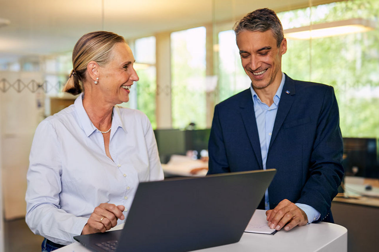 Mann und Frau arbeiten am Notebook
