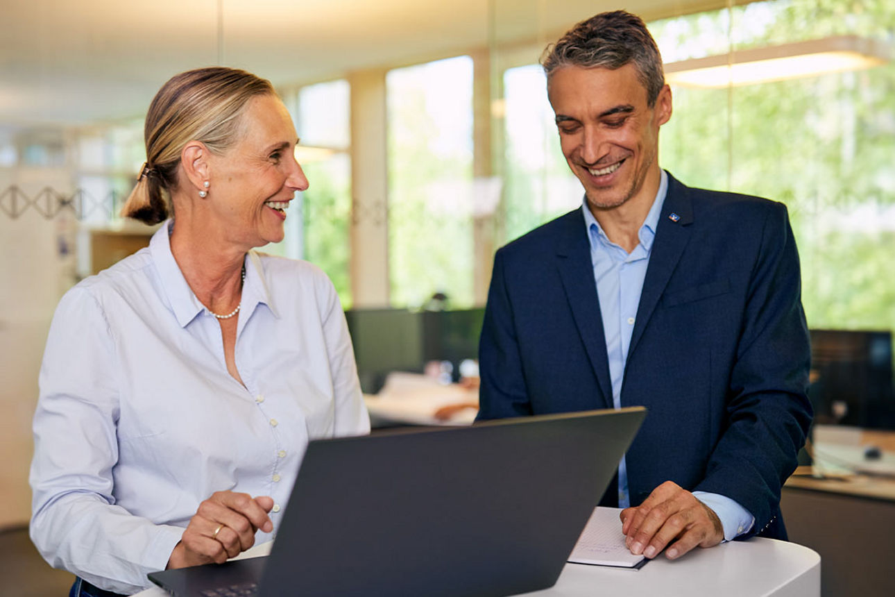 Eine Frau und ein Mann unterhalten sich und lächeln
