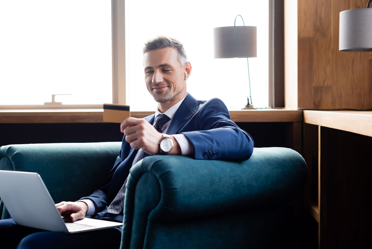 Zwei Mitarbeiter besprechen arbeitsrelevante themen am Schreibtisch im Büro mit einem Kaffee