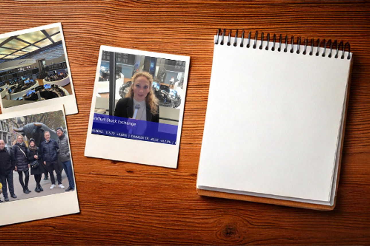 Tisch mit 3 Polaroids und einem Notizblock