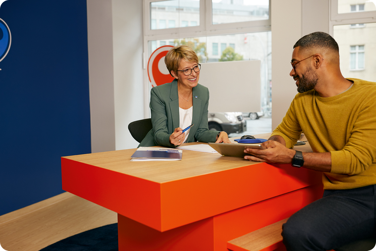 Eine Firmenkundenberaterin ist in einem Beratungsgespräch mit einem Kunden