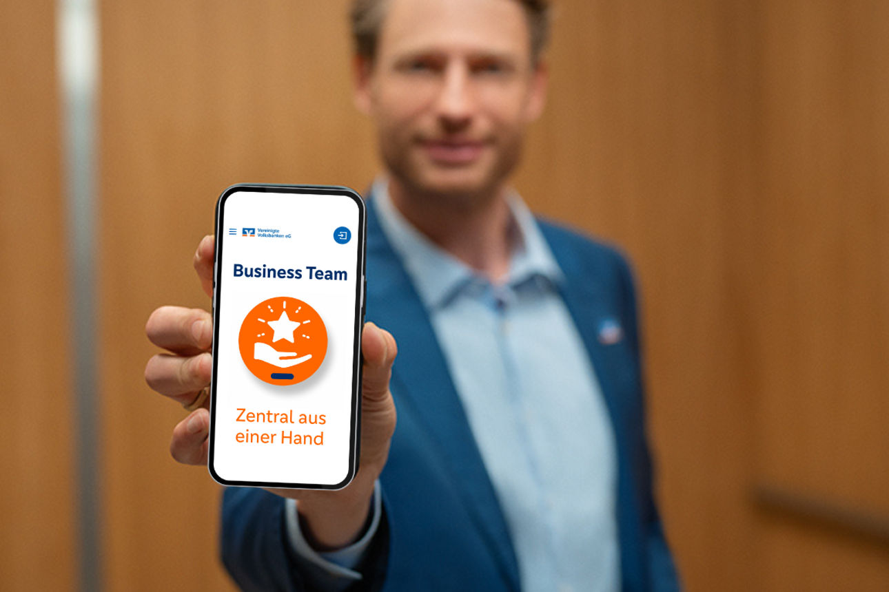 Berater zeigt Smartphone in die Kamera.