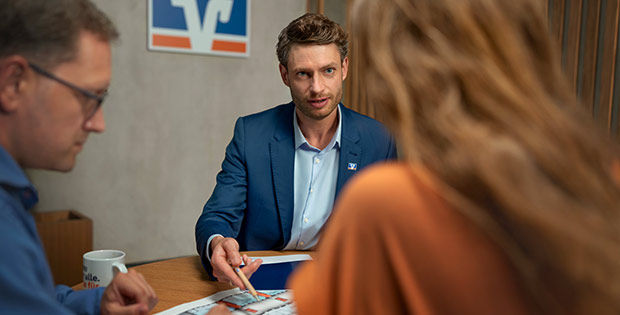 Drei Personen im Beratungsgespräch in der Bank