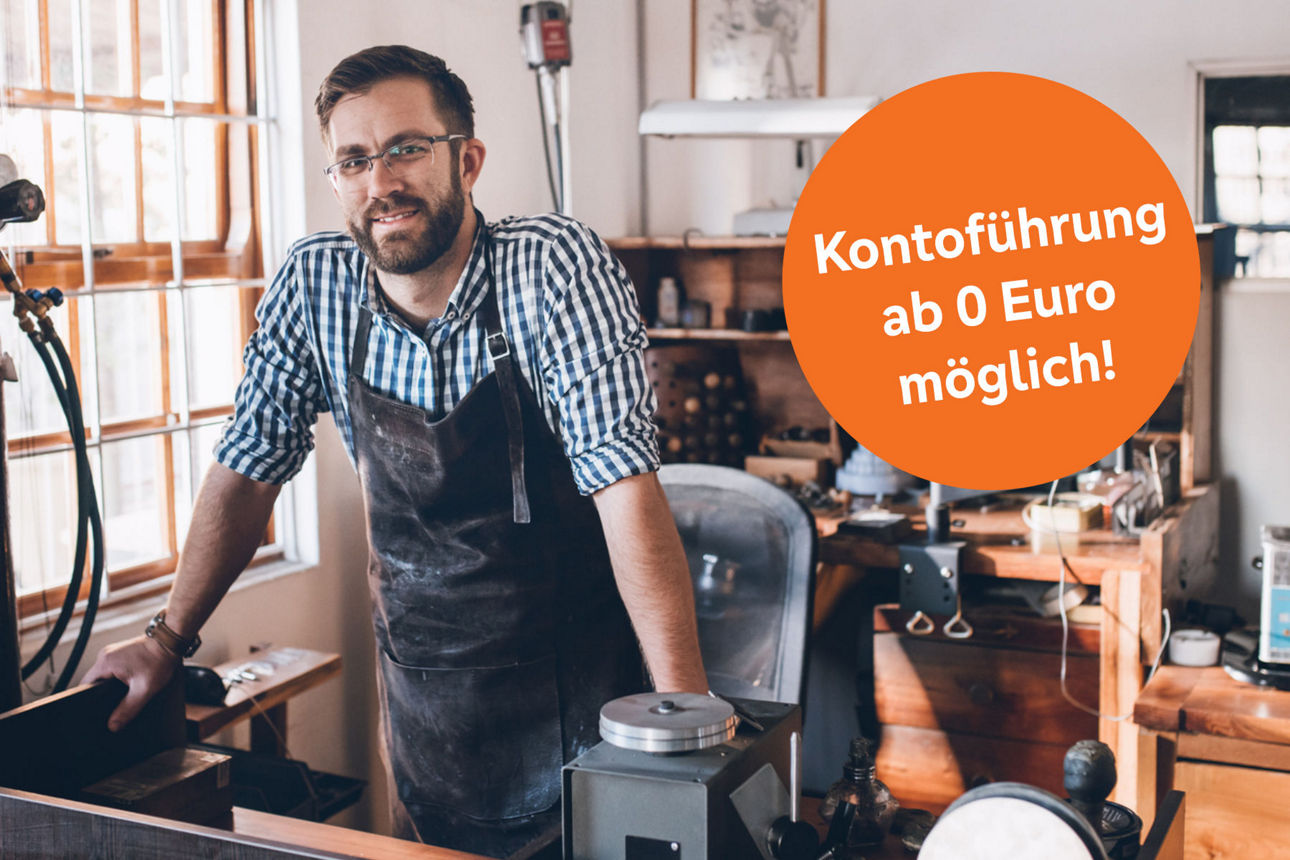 Ein Handwerker steht in seiner Werkstatt.