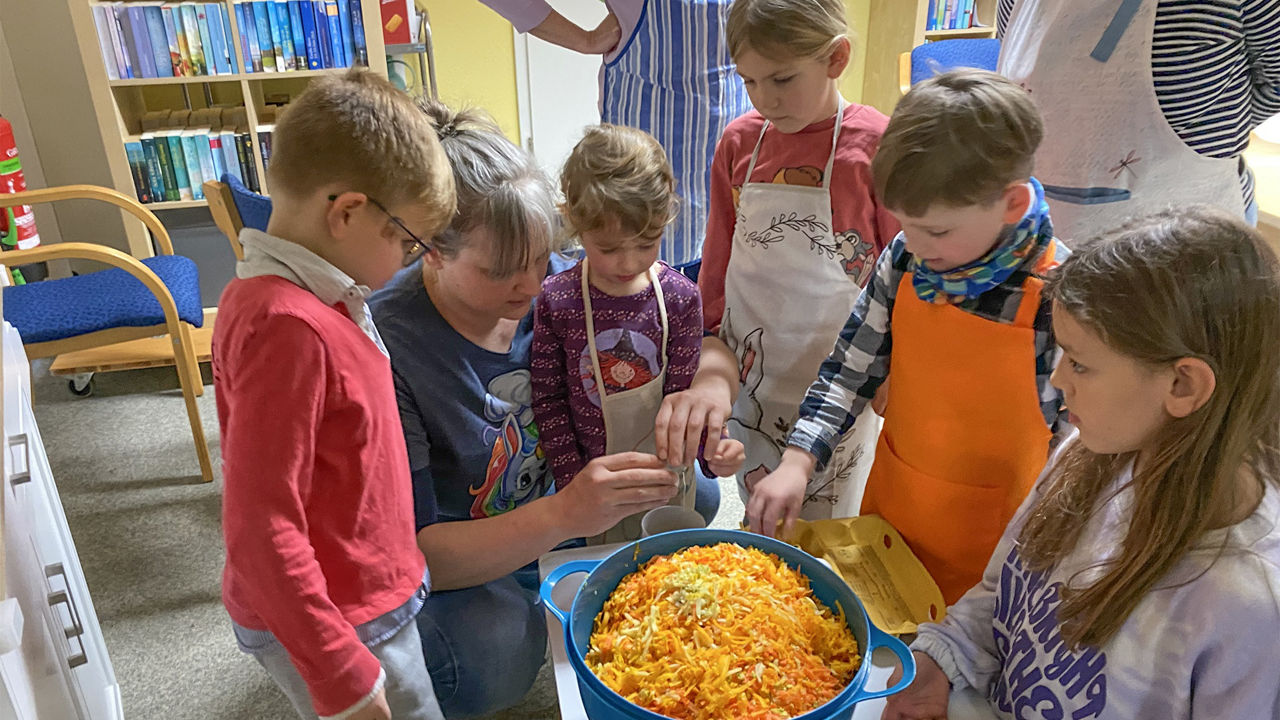 Anke zeigt den Kindern, wie man ein Ei richtig aufschlägt