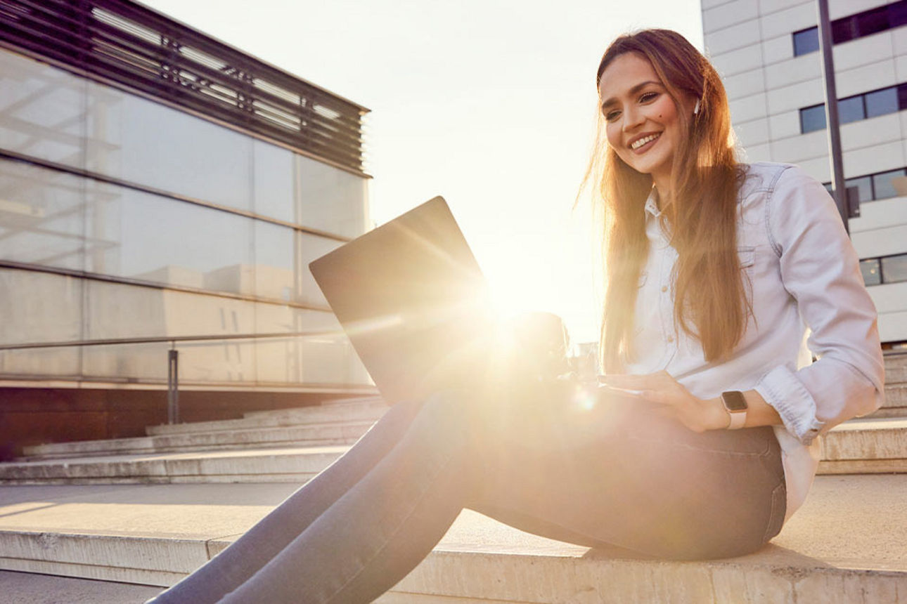 Frau mit Laptop