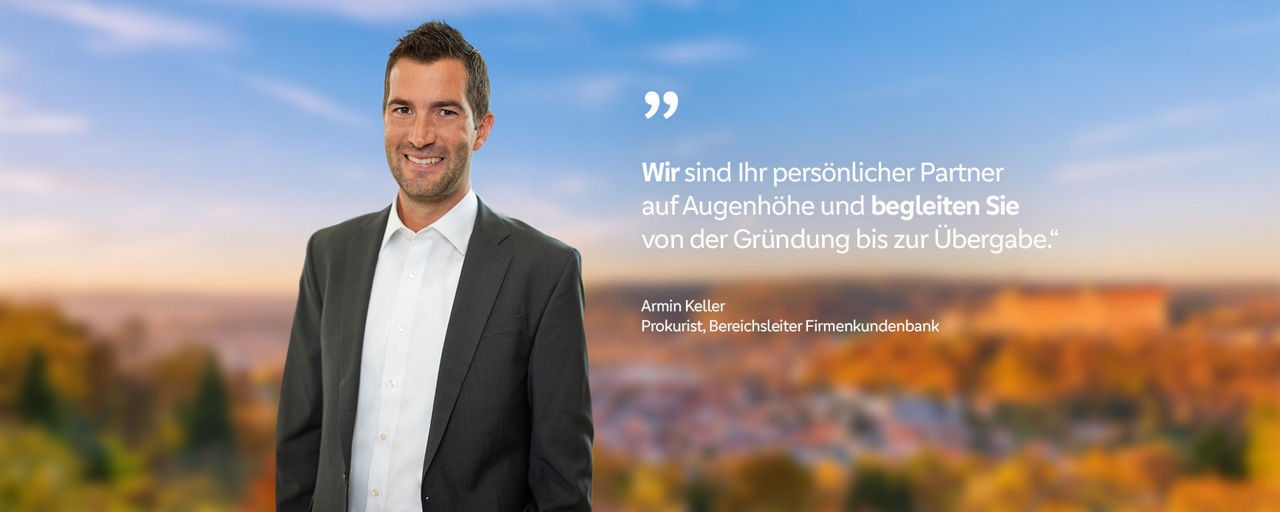 Mann steht vor Landschaft