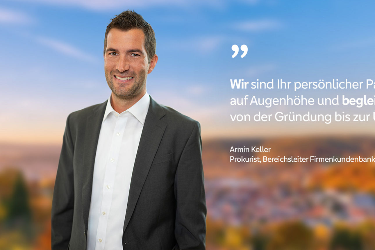 Mann steht vor Landschaft