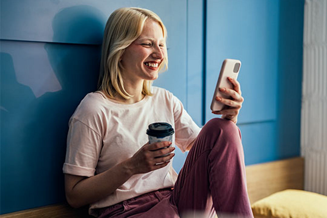 Frau mit Handy in der Hand