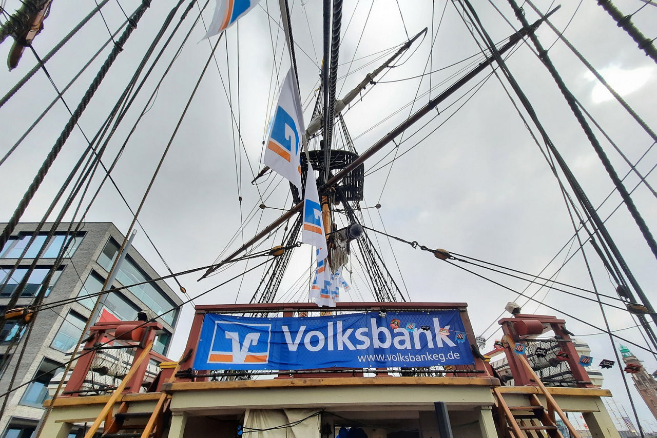 Volksbank-Banner unter einem Segel von einem Segelschiff