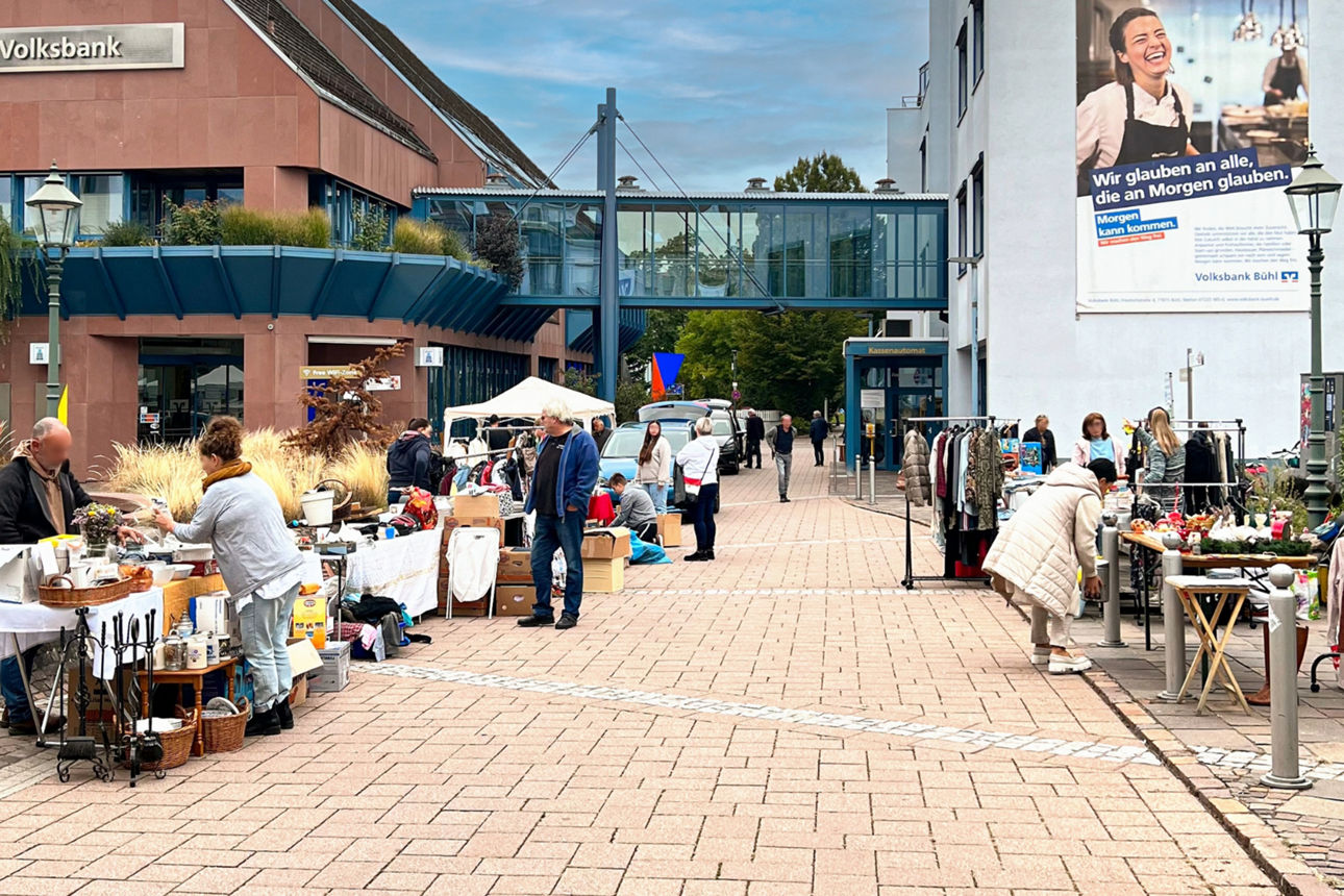 Vorplatz Beratungscenter Bühl mit dem Flohmarkt der letzten Jahre