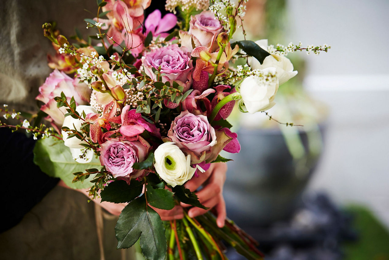 Blumenstrauß mit verschiedenen weißen und rosafarbenen Blumen