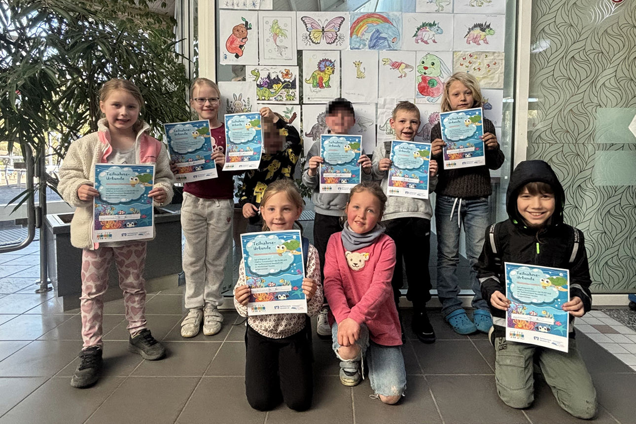 Gruppenfoto der teilnehmenden Kinder beim Fit&Fun Schwimmkurs im Eingangsbereich des Wiedtalbads Hausen