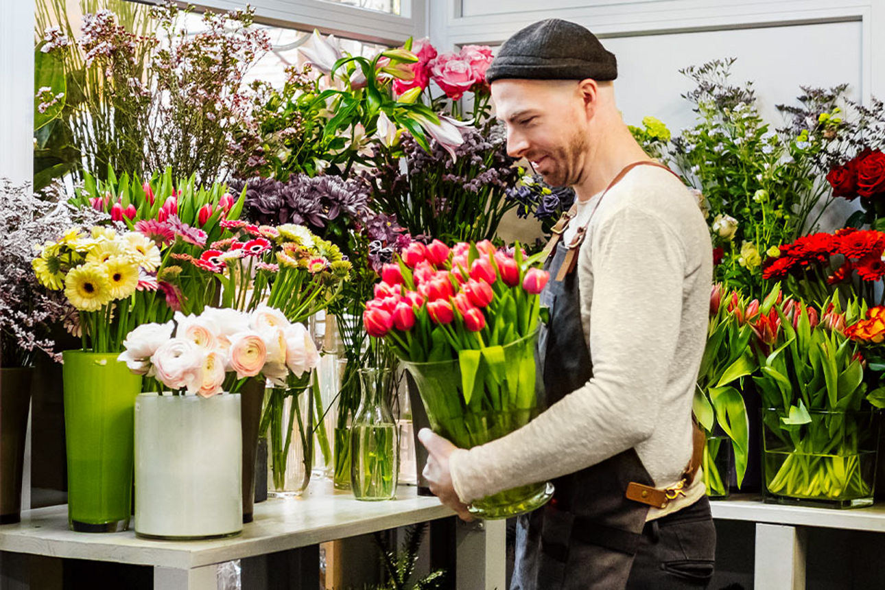 Junger Blumenhändler bei der Arbeit