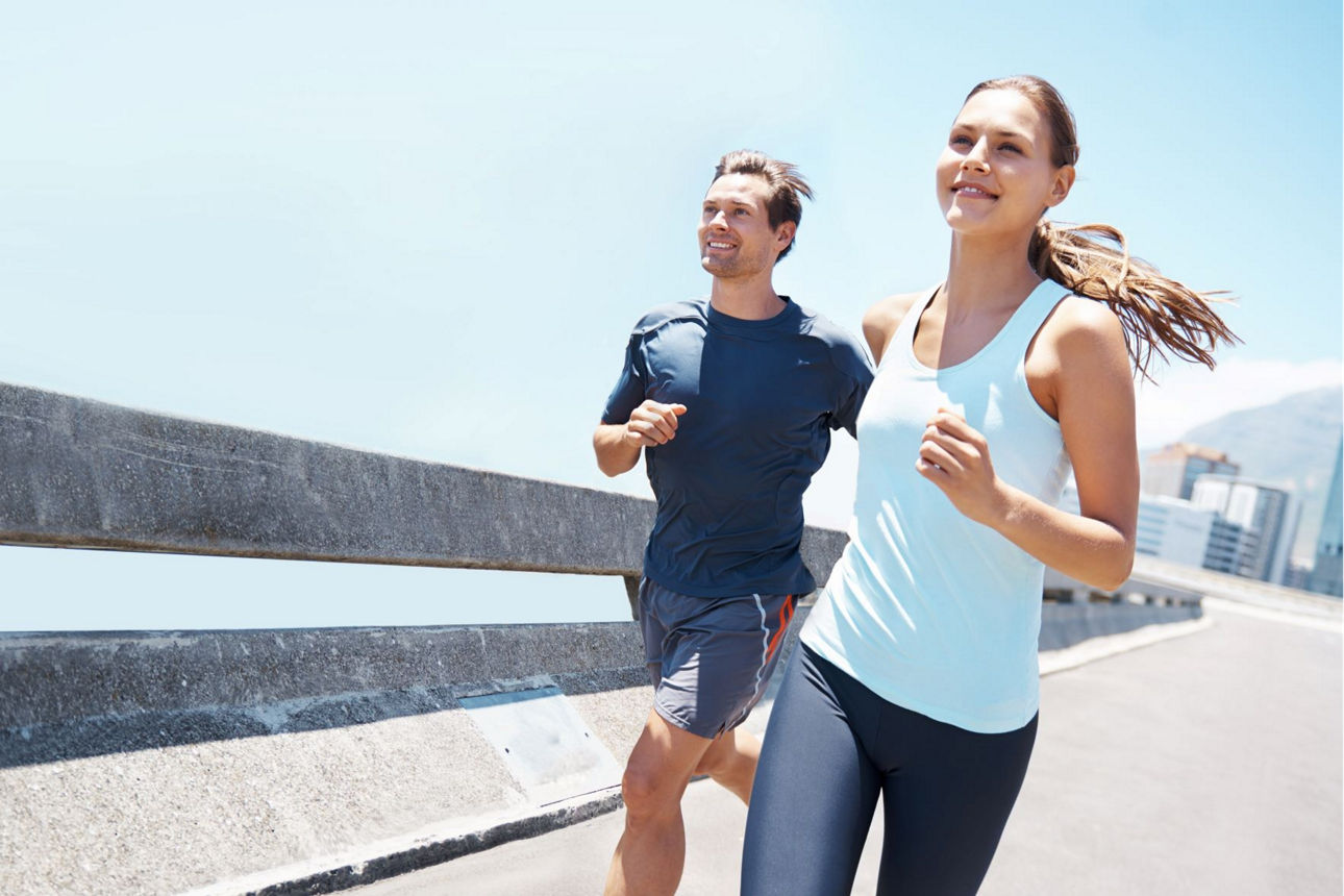 Pärchen geht zusammen an der Autobahn joggen