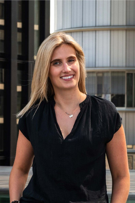 Bild von Julia Schürmann, lange blonde Haare und trägt eine schwarze Bluse