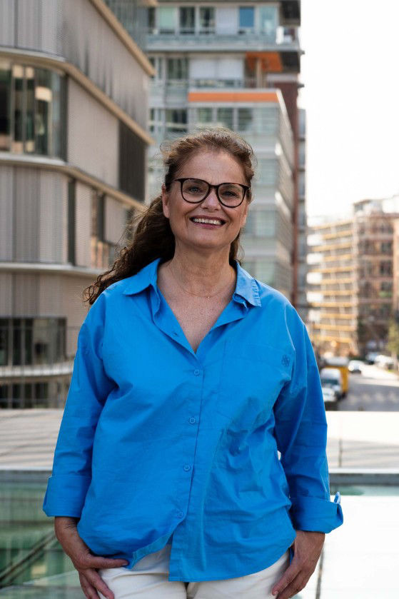 Bild von Petra Dickschat, trägt eine Brille und eine blaue Bluse