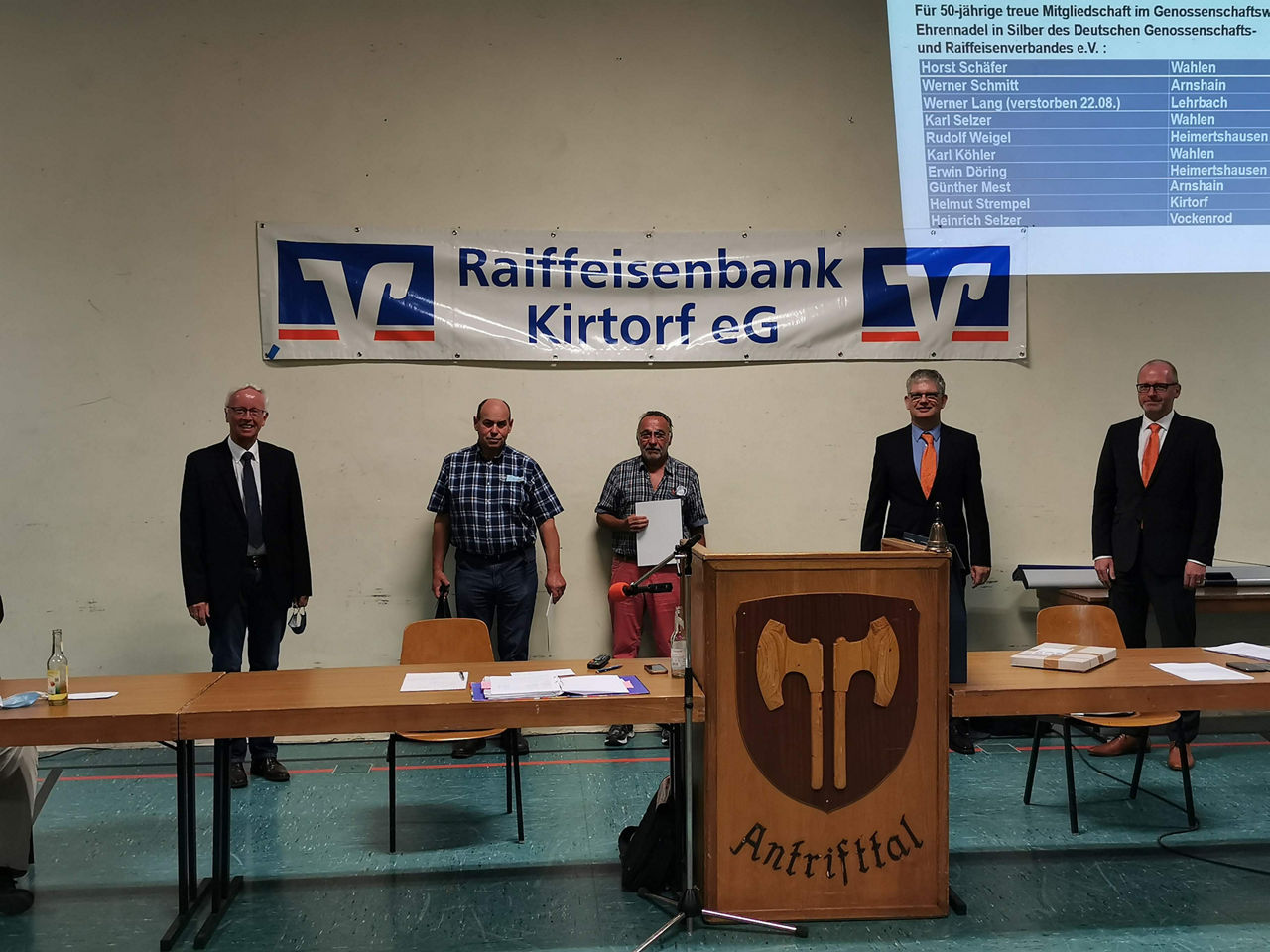 Eine lokale Bank, die Raiffeisenbank Kirtorf eG, ehrt langjährige Mitglieder. Die Veranstaltung ist gut besucht