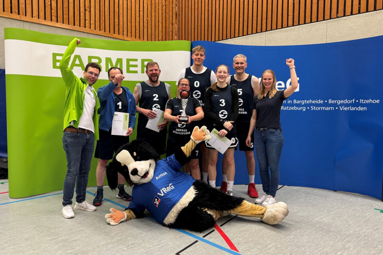 Viele Menschen zur Pokalübergabe.