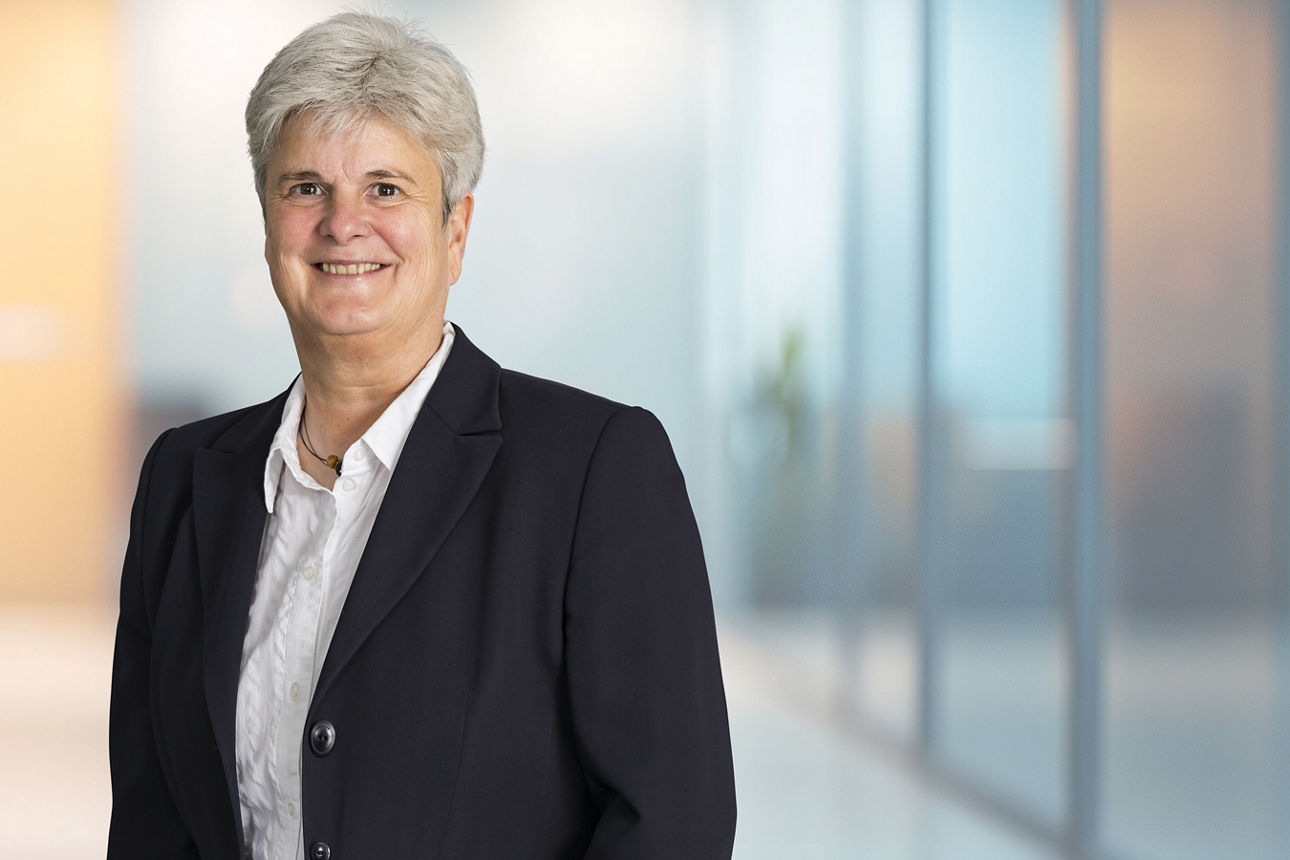 Helga Fox, Servicemanagerin