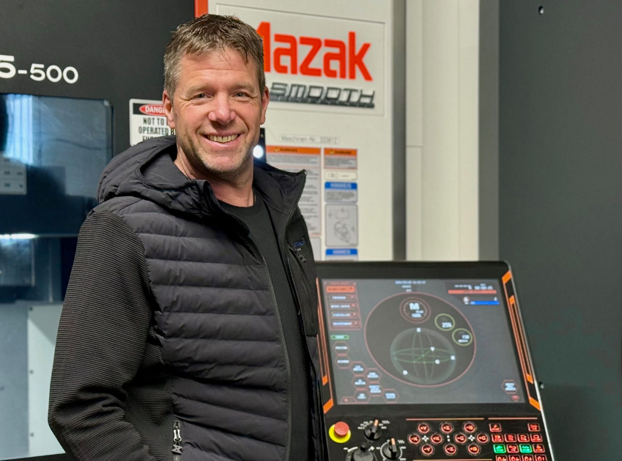Frank Entschladen, Entschladen GmbH vor einer CNC-Maschine