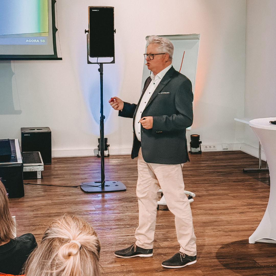 Frank Steinhagen von Union Investment während eines Vortrags.