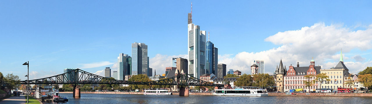 Hochhäuser, Brücke und Fluss in Frankfurt