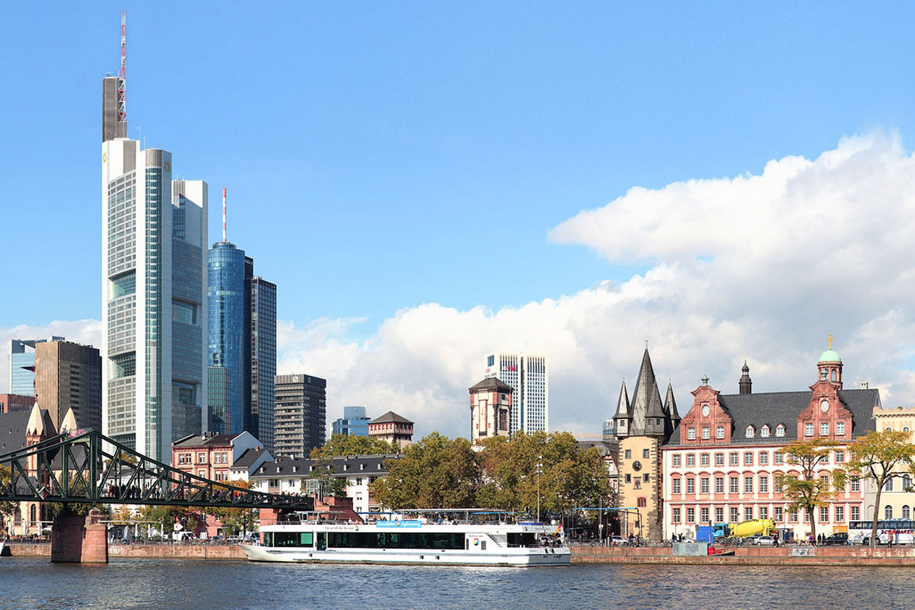 Hochhäuser, Brücke und Fluss in Frankfurt