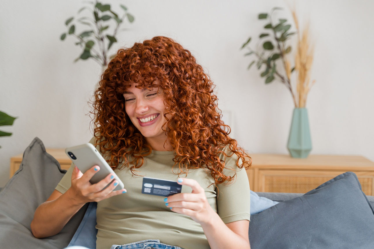 Verschiedene Kreditkarten liegen übereinander