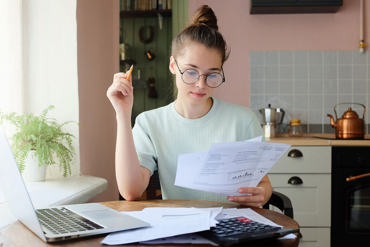 Eine junge Frau beschäftigt sich mit ihren Finanzen.