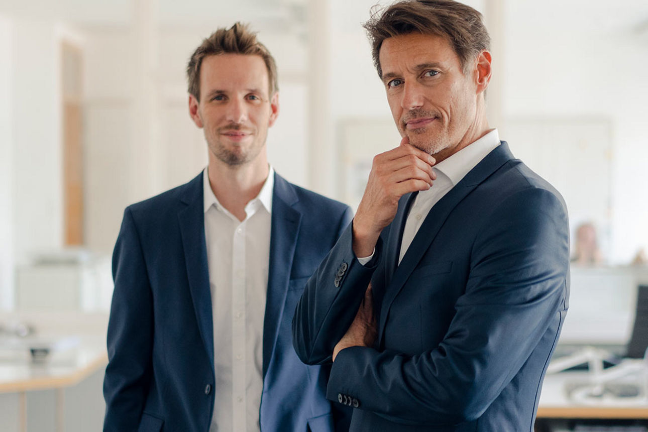 Zwei Männer stehen in einem Büro