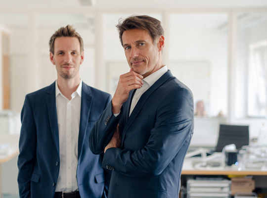 zwei männder im büro
