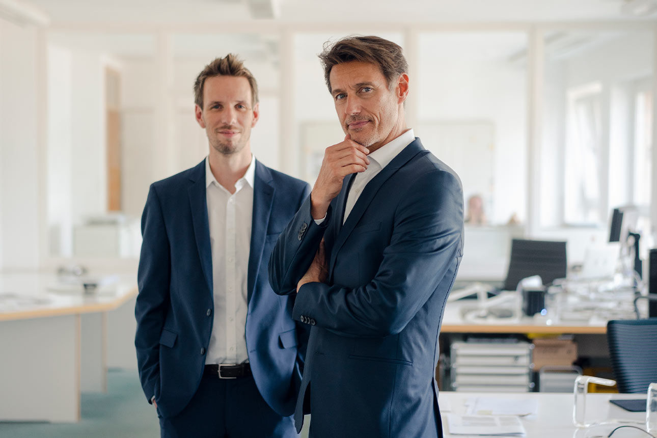 Zwei Männer stehen in einem Büro