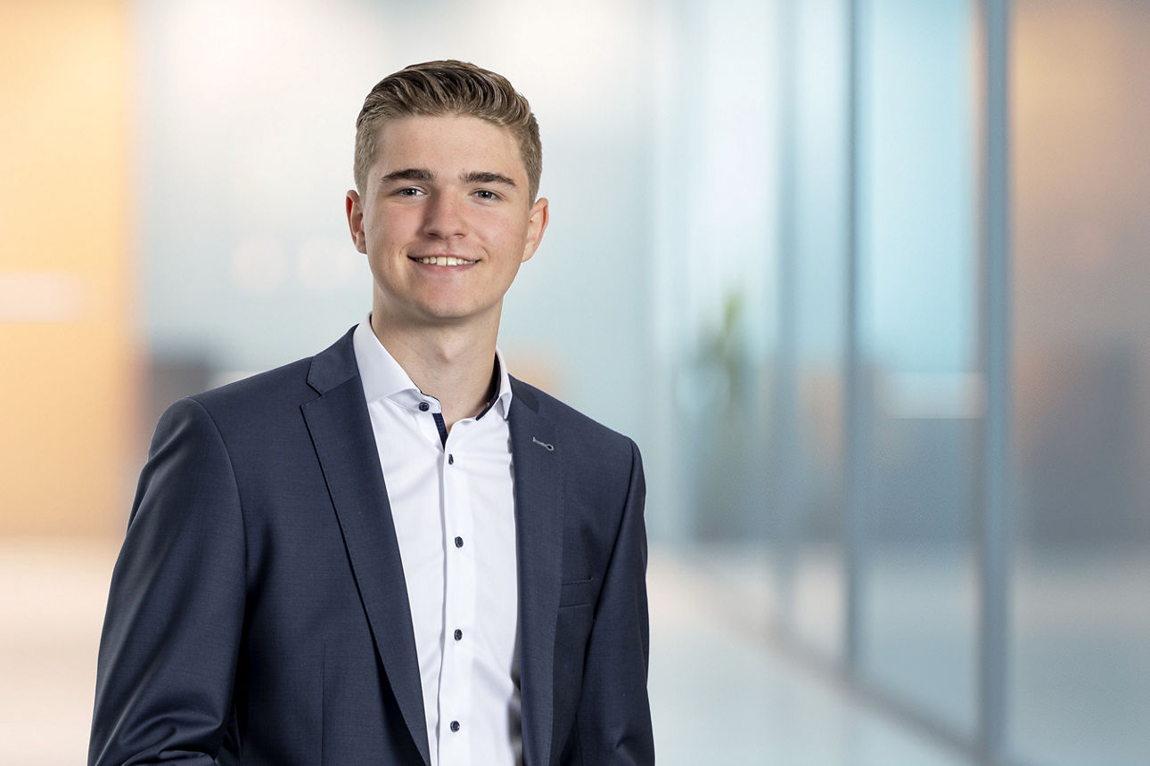 Benedikt Frentzen, Auszubildender bei der Volksbank Bochum Witten eG lächelt in die Kamera