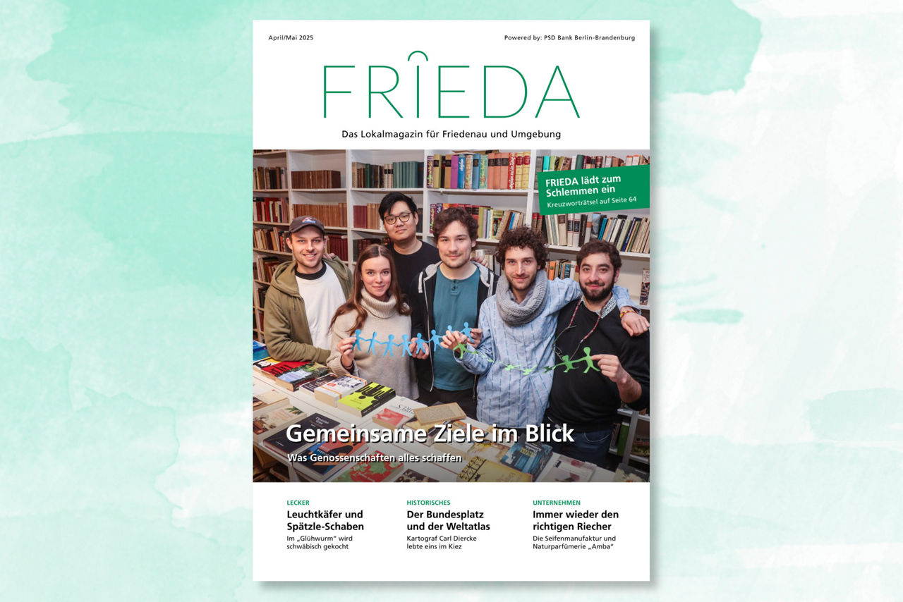 Titelbild der Frieda zeigt Studierendengruppe in Buchladen