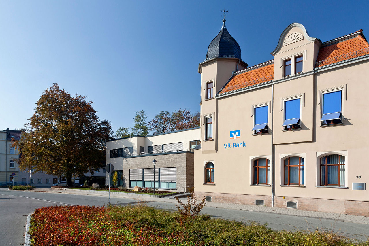 Blick auf den Hauptsitz der VR-Bank Altenburger Land eG